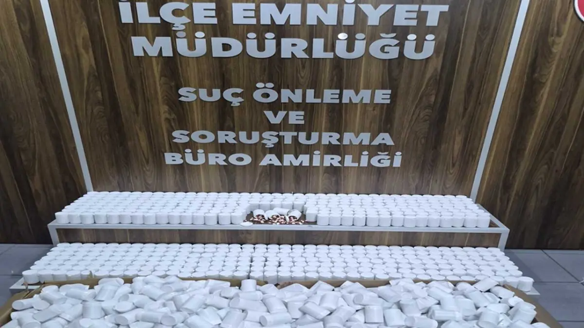 İzmir'de polis zehir tacirlerine geçit vermedi: 7 gözaltı! haberinin görseli