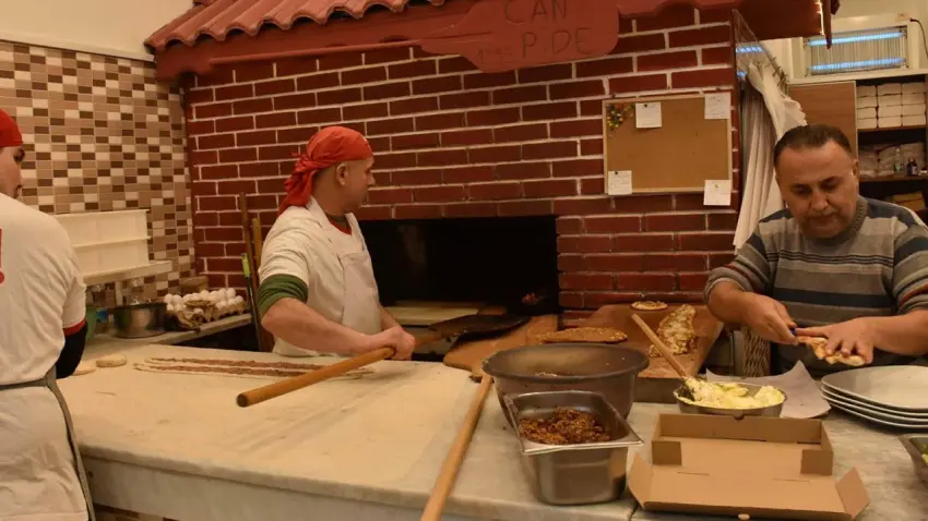 İzmir'de ramazana özel uygulama: Askıda kıymalı pide
