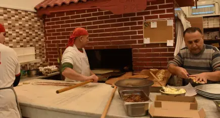 İzmir'de ramazana özel uygulama: Askıda kıymalı pide