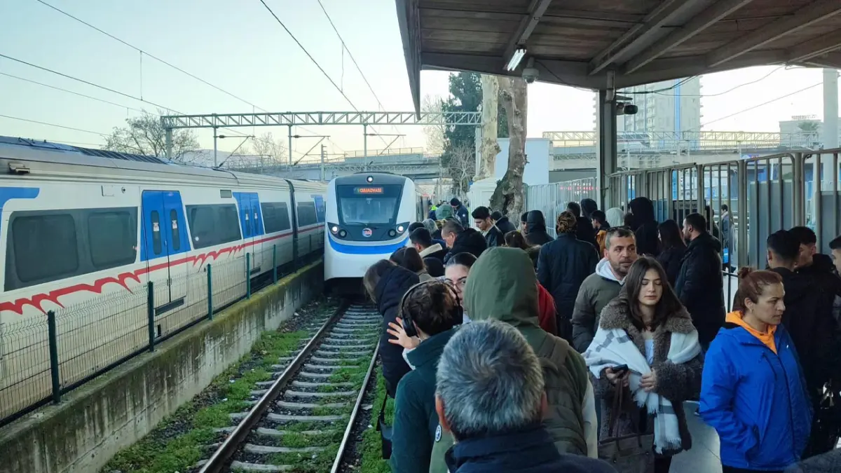 İzmir haber: Genç adam İZBAN raylarına atladı haberinin görseli