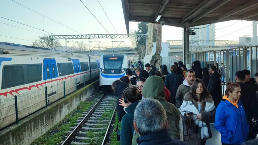 İzmir haber: Genç adam İZBAN raylarına atladı