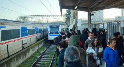 İzmir haber: Genç adam İZBAN raylarına atladı