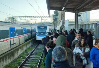 İzmir haber: Genç adam İZBAN raylarına atladı