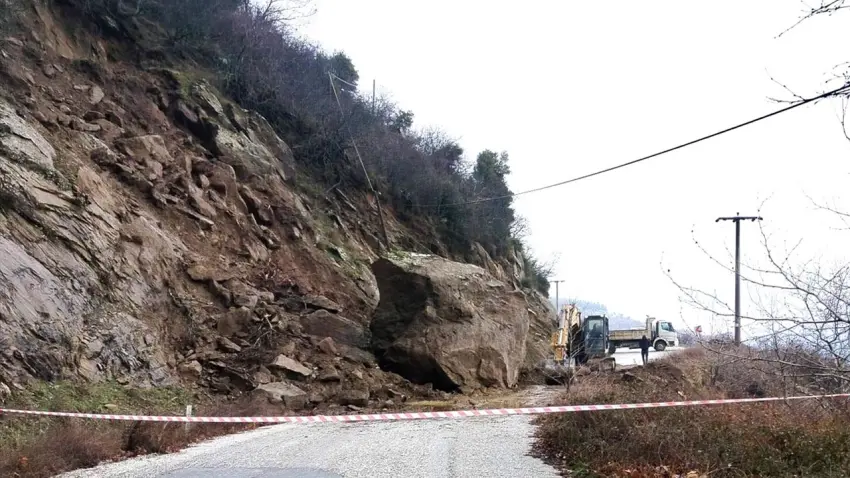 İzmir haber: Ödemiş’te heyelan nedeniyle yol kapandı