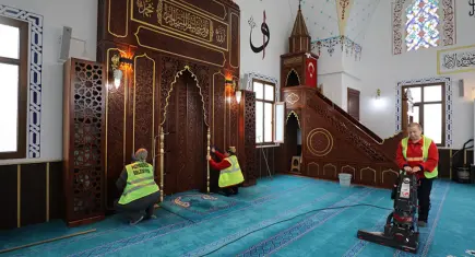 Menderes’te camiler temizlendi