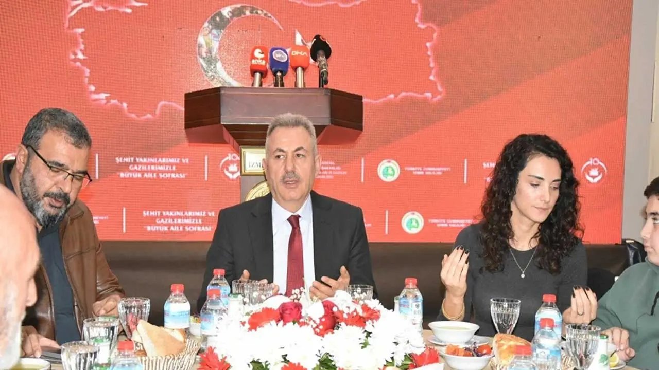 Vali Elban’dan İzmir’de "Büyük Aile Sofrası": Vatan söz konusuysa canını feda eden bir milletiz