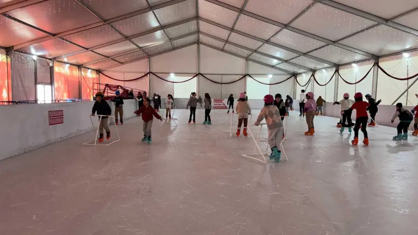 1500 öğrenci buz pistinde ilk kez kaydı haberinin görseli