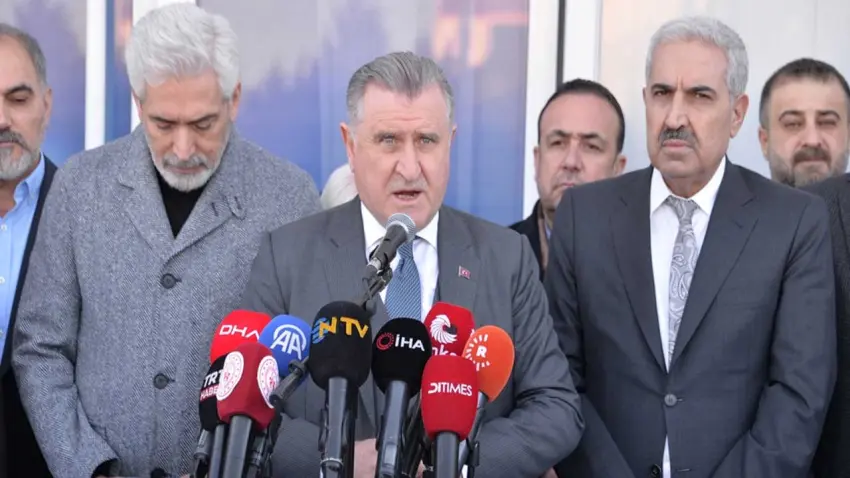 Bakan Bak: Birileri gibi deprem turisti değiliz haberinin görseli