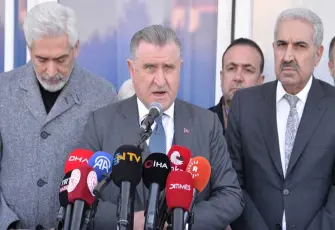 Bakan Bak: Birileri gibi deprem turisti değiliz