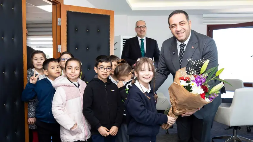 Başkan Uzun minik öğrencileri makamında ağırladı haberinin görseli