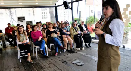 Bornova’da flört şiddetine karşı bilinçlendirme söyleşisi düzenlendi