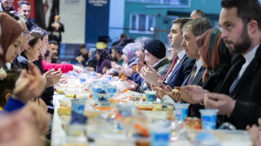 Büyükşehir’in gönül sofrası Bayraklı’da kuruldu: 2 bin 500 kişi aynı sofrada haberinin görseli
