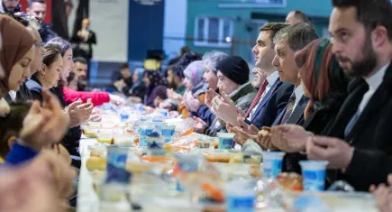 Büyükşehir’in gönül sofrası Bayraklı’da kuruldu: 2 bin 500 kişi aynı sofrada