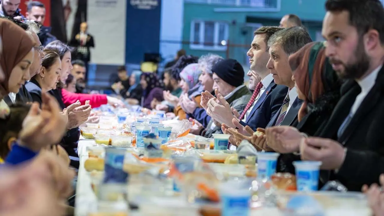 Büyükşehir’in gönül sofrası Bayraklı’da kuruldu: 2 bin 500 kişi aynı sofrada