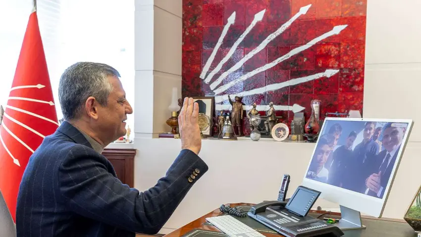 CHP lideri Özel, Atatürk büstünü koruyan öğrencilerle görüştü haberinin görseli