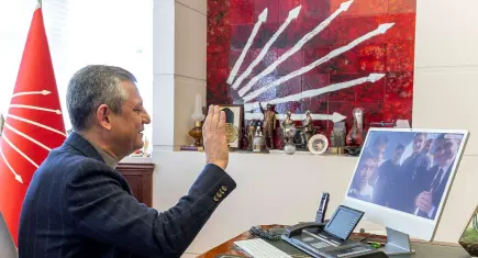 CHP lideri Özel, Atatürk büstünü koruyan öğrencilerle görüştü