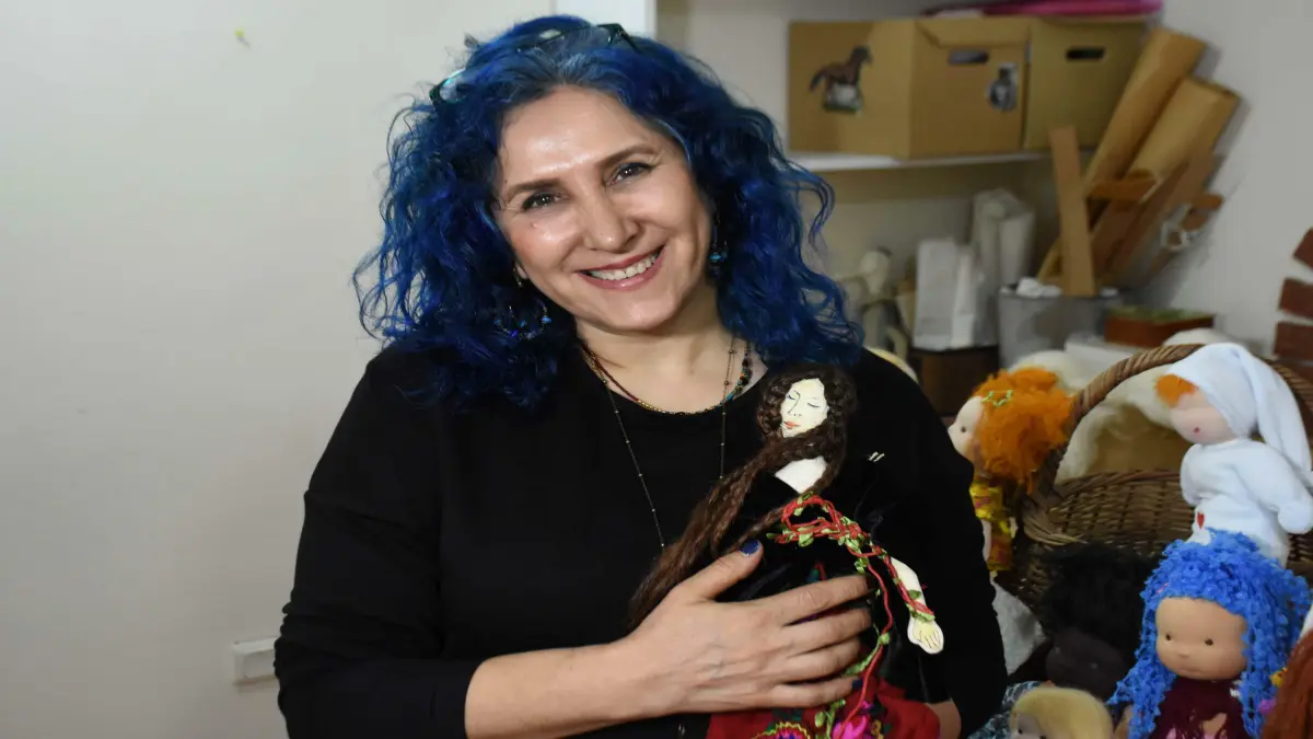 Evlat hasretini bez bebeklerle dindirdi görseli