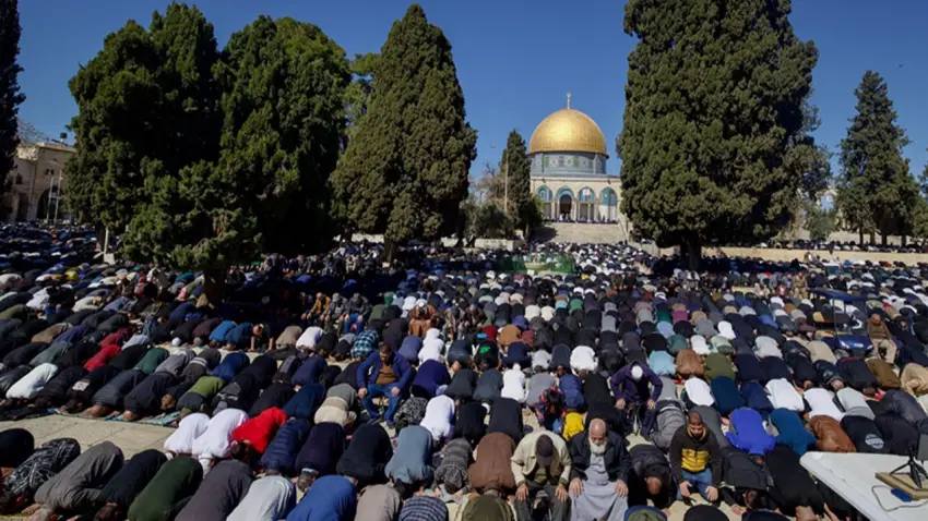 Kısıtlamalara rağmen Filistinliler Mescid-i Aksa’ya gitti haberinin görseli