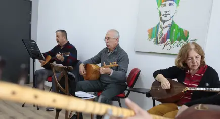 Konak’ta bağlama kursu kursiyerleri yetenekleriyle büyülüyor