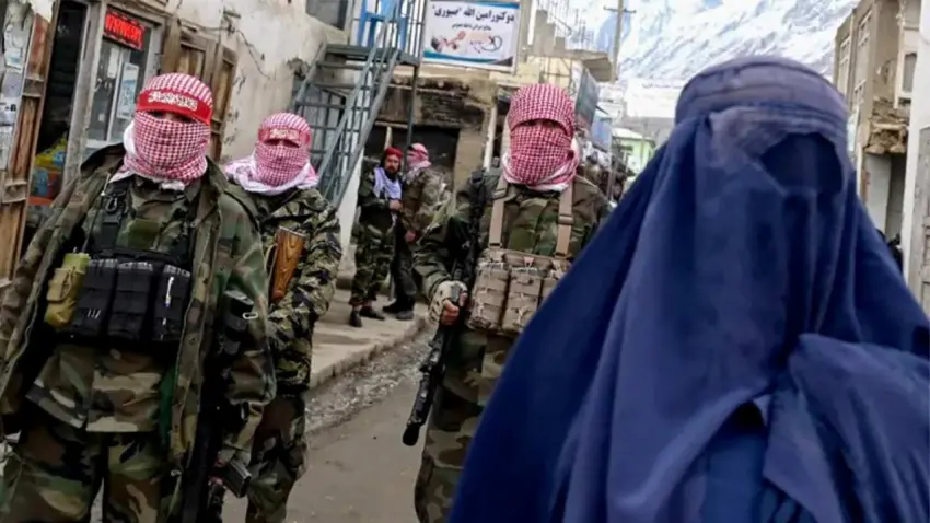 Taliban’dan skandal karar: Kemik kırığı yoksa erkeklerin eşlerine şiddet uygulamasına izin verildi! haberinin görseli