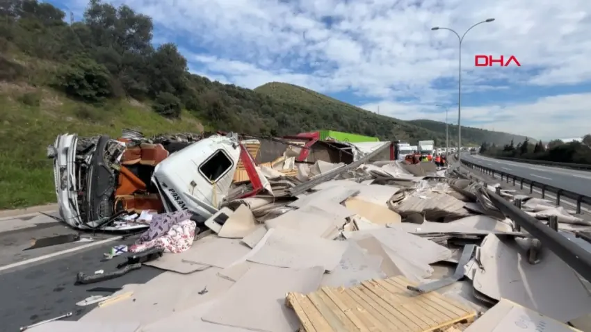 TEM’de devrilen tır trafiği kilitledi: İstanbul yönü geçici olarak kapatıldı haberinin görseli