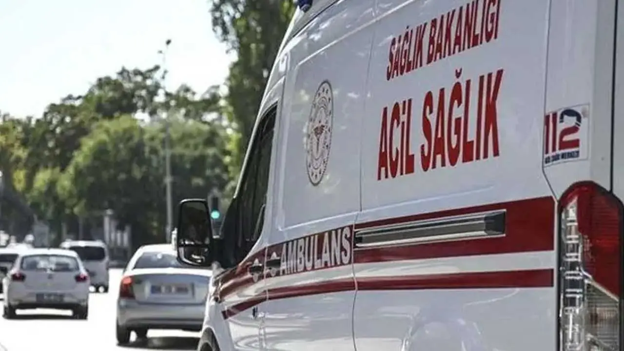  Yol kenarında yürürken balyaların altında kaldı