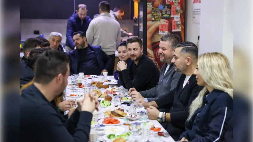 Başkan Görkem Duman Kozağaç’ta sahur sofrasında haberinin görseli