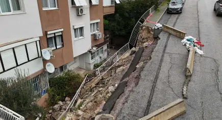 Buca'da çöken istinat duvarı için apartman sakinleri çözüm istiyor