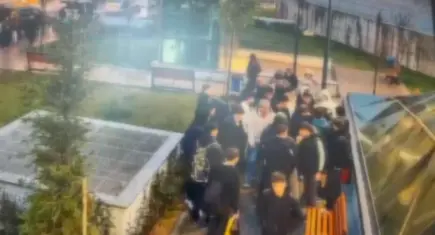 Darbedilen çocuğu kurtarmak isterken 6 yerinden bıçaklandı