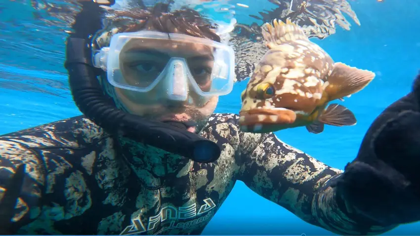 Denizin altından büyü malzemeleri çıkarıyor haberinin görseli