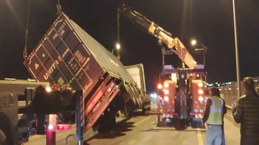 TEM Otoyolu'nda TIR devrildi : Şoför yaralandı