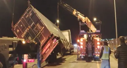 TEM Otoyolu'nda TIR devrildi : Şoför yaralandı