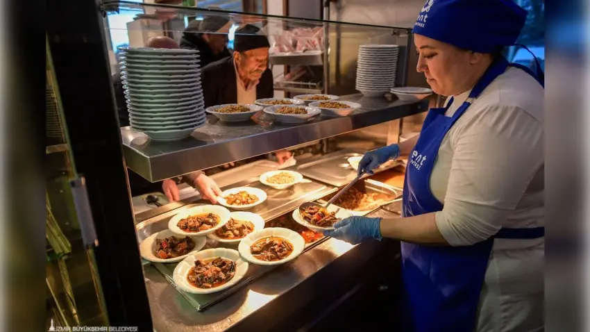 İzmir'de Ramazan dayanışması: Kent lokantalarında ücretsiz iftar sofrası haberinin görseli