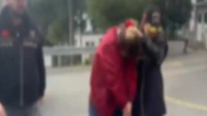 "Savcıyım, polis benim emrimde" diyerek yolcuları tehdit eden kadın tutuklandı haberinin görseli