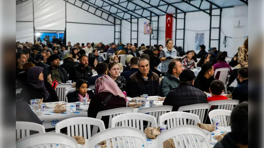 Bergama’da Ramazan sofrası: Cumhuriyet Meydanı’nda toplu iftar yemeği haberinin görseli