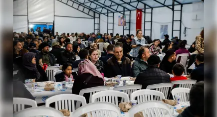 Bergama’da Ramazan sofrası: Cumhuriyet Meydanı’nda toplu iftar yemeği
