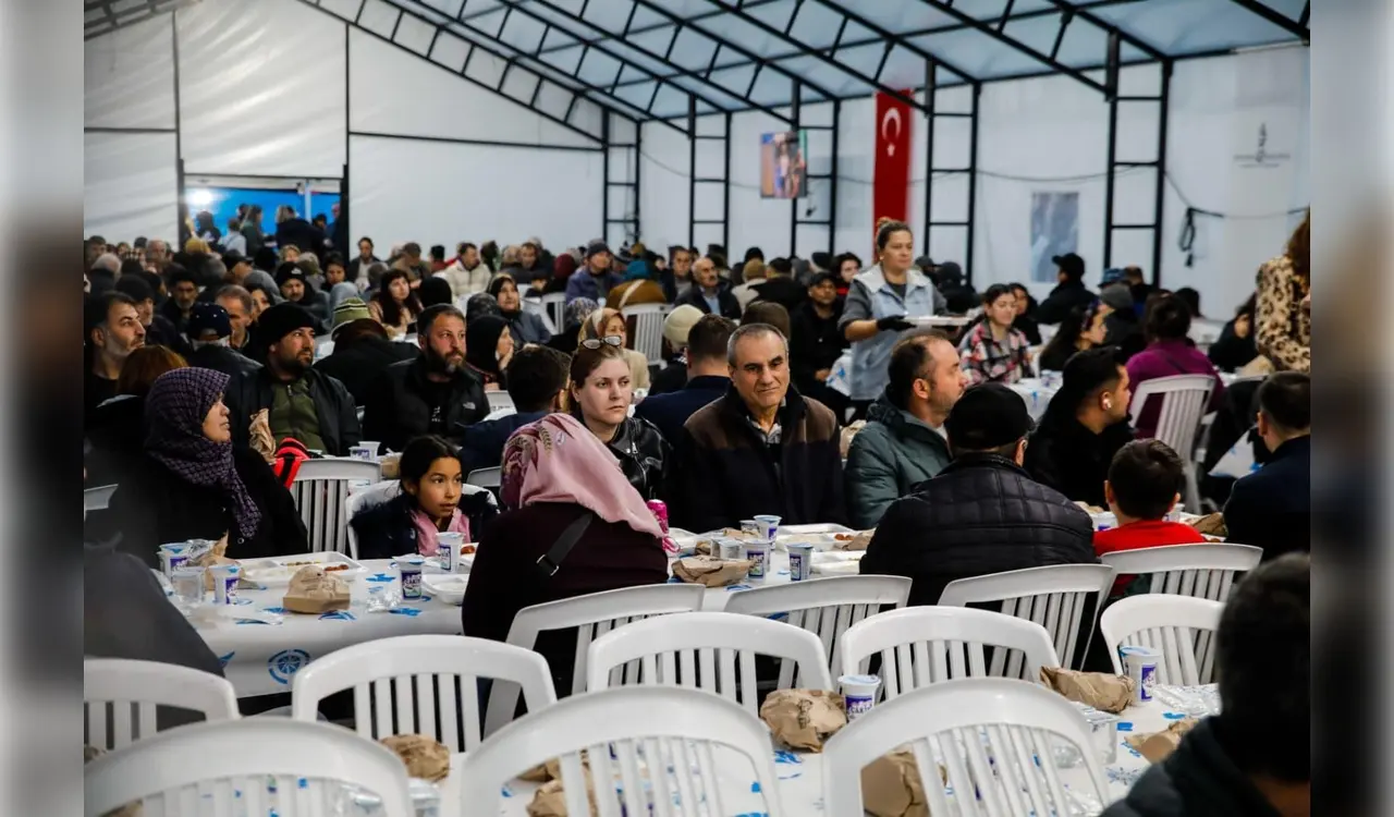 Bergama’da Ramazan sofrası: Cumhuriyet Meydanı’nda toplu iftar yemeği