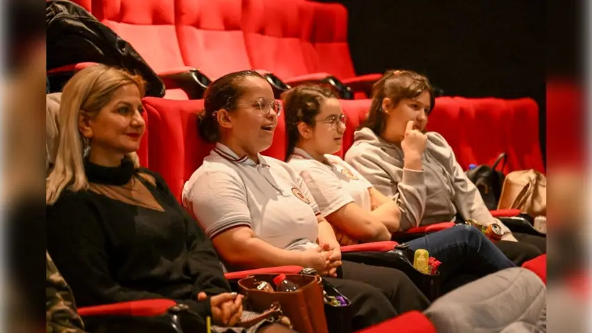 Bornova Belediyesi'nden özel çocuklara sinema sürprizi haberinin görseli
