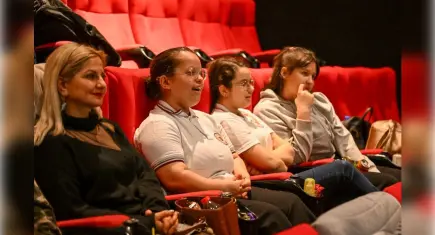 Bornova Belediyesi'nden özel çocuklara sinema sürprizi