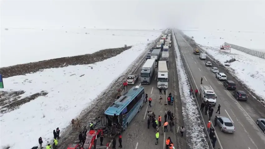 Erzurum'da aynı yolda ikinci kez zincirleme trafik kazası: 1 kişi hayatını kaybetti haberinin görseli