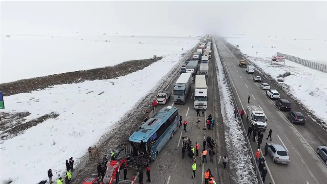 Erzurum'da aynı yolda ikinci kez zincirleme trafik kazası: 1 kişi hayatını kaybetti