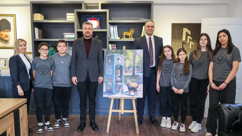 Genç mucitler hem çevreyi hem sokak hayvanlarını düşündü haberinin görseli