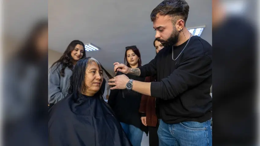 İzmir Büyükşehir’den kadınlara mobil kuaförlük desteği haberinin görseli