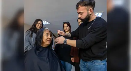 İzmir Büyükşehir’den kadınlara mobil kuaförlük desteği