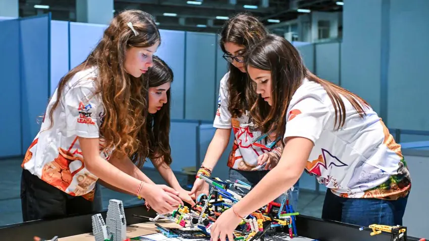 İzmir’de bilim kahramanları robotlarıyla yarıştı haberinin görseli