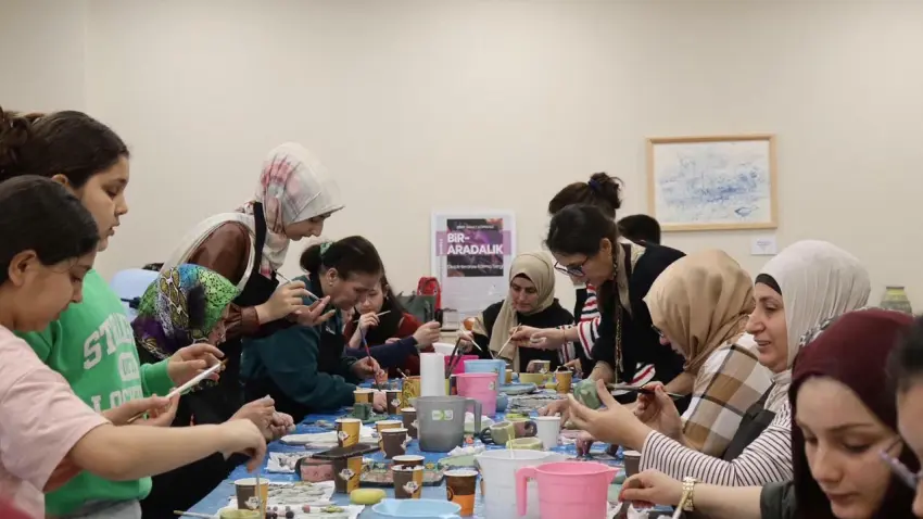 İzmirli kadınlar seramik atölyesinde buluştu haberinin görseli