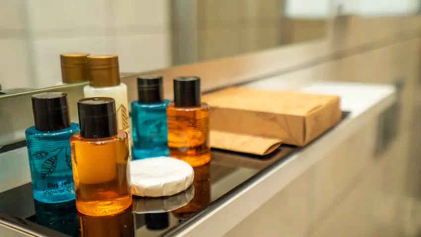 Otellerde tek kullanımlık ürün dönemi kapanıyor: Mini şampuanlar tarih oluyor haberinin görseli