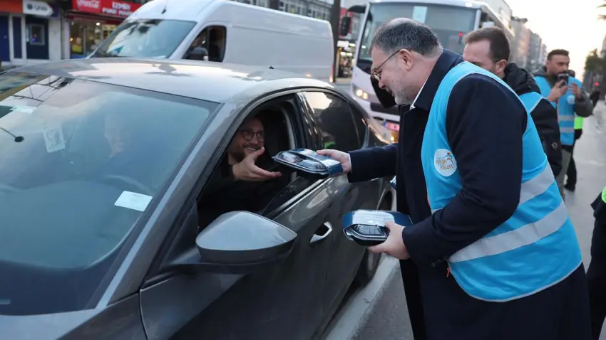 Basmane’de ‘İftara 5 Kala’ programı: Başkan Saygılı, trafikte kalanlara iftariyelik dağıttı   haberinin görseli