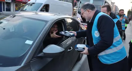 Basmane’de ‘İftara 5 Kala’ programı: Başkan Saygılı, trafikte kalanlara iftariyelik dağıttı  