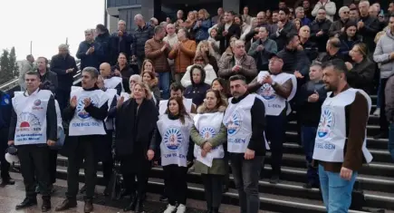 Buca Belediyesi’nde TİS alacakları için tam gün iş bırakma eylemi